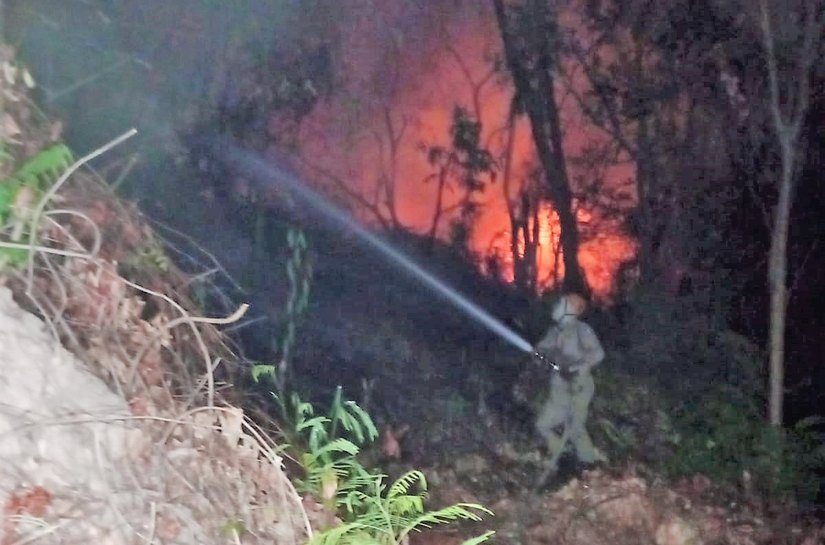 Bombeiros extinguem incêndio no Morro da Luz no centro de Cuiabá