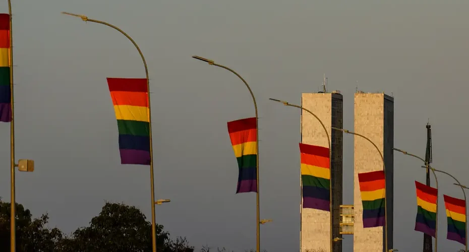 Candidaturas LGBT+ têm recorde em 2026 e se espalham por mais partidos