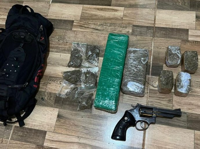 Força Tática apreende arma e drogas; homem com 21 passagens criminais morre em confronto