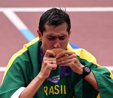 Caio Bonfim é campeão mundial nos 20km da marcha atlética