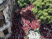 Flamengo desembarca no Rio e torcida faz festa para receber jogadores