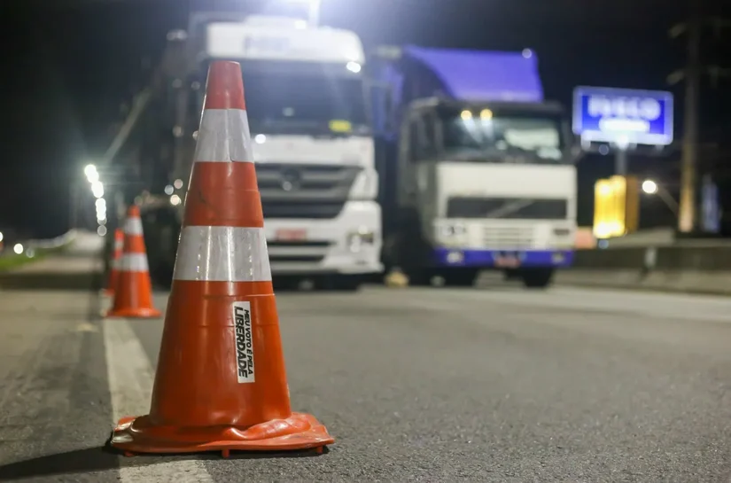 Caminhoneiros avaliam medidas do governo e mantêm ameaça de greve