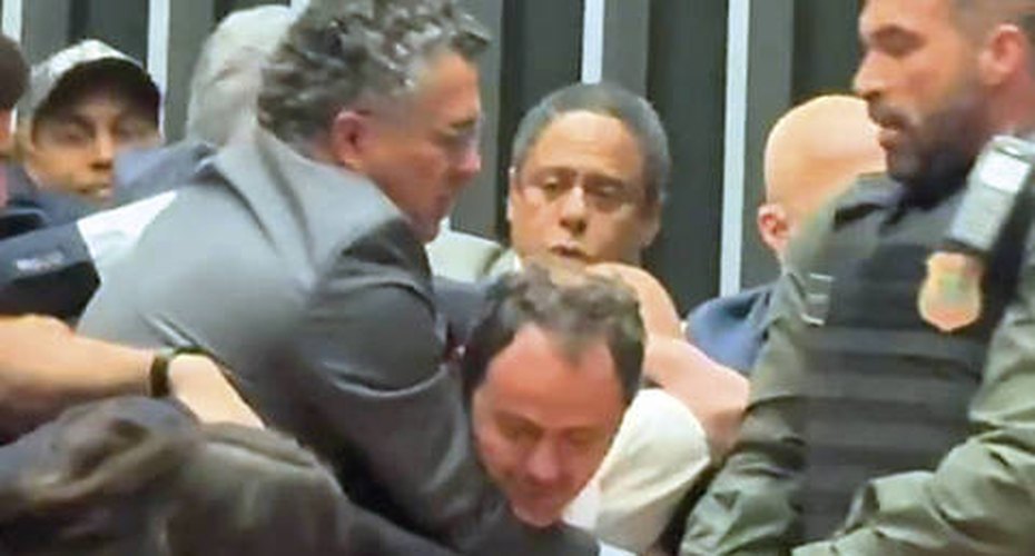 Polícia retira à força Glauber da Mesa Diretora da Câmara