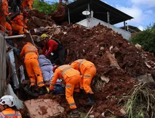 Chuva mata 55 pessoas e mobiliza oito frentes de resgate em Minas