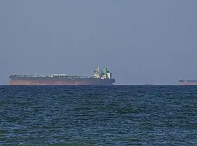 EUA abordam navio com petróleo iraniano, e Trump autoriza tiros contra minas no estreito de Ormuz