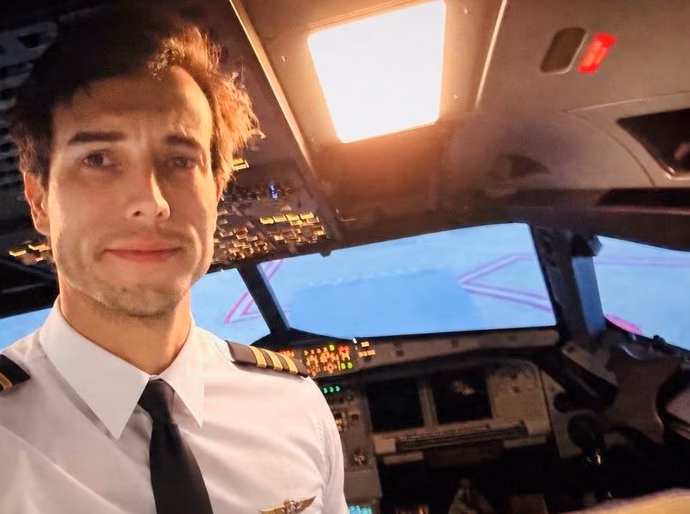 Um instrutor de voo salta de um avião em pleno voo, e seu aluno consegue pousar em segurança