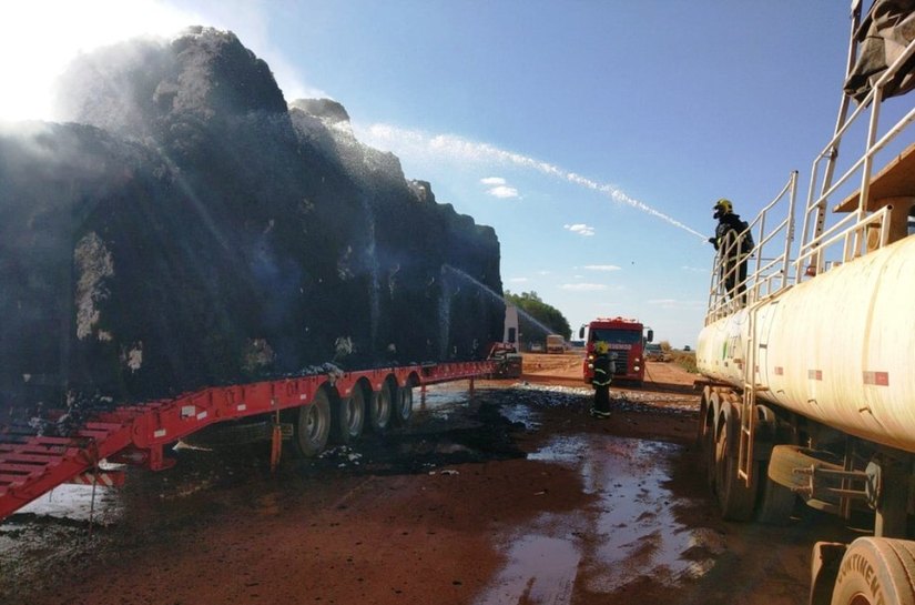 Corpo de Bombeiros apaga incendido em carreta carregada com algodão na BR – 163