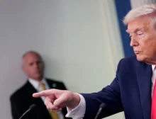 Hegseth diz que forças dos EUA estão prontas para ordem de Trump sobre Irã