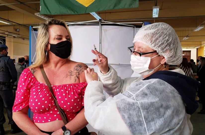 Mortes por covid-19 caem 8% e casos, 5%, informa boletim