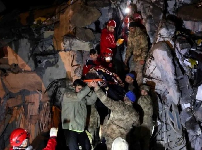 Número de mortos em terremoto na Turquia e na Síria passa de 7 mil