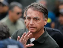 Bolsonaro tem 'piora da função renal' e segue internado na UTI sem previsão de alta, dizem médicos