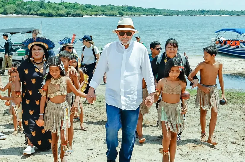 Lula visita aldeia indígena e promete energia para 4,3 mil famílias