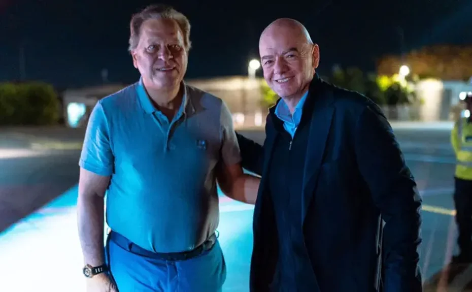 As regalias e a influência do presidente da Fifa, o homem mais poderoso (e polêmico) do futebol
