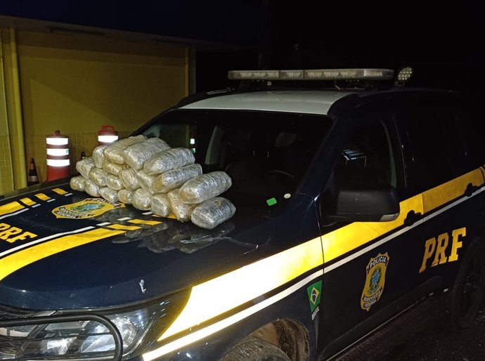 Polícia Civil e PRF apreendem 20 tabletes de maconha transportados em veículo na BR-070 em Cáceres, MT