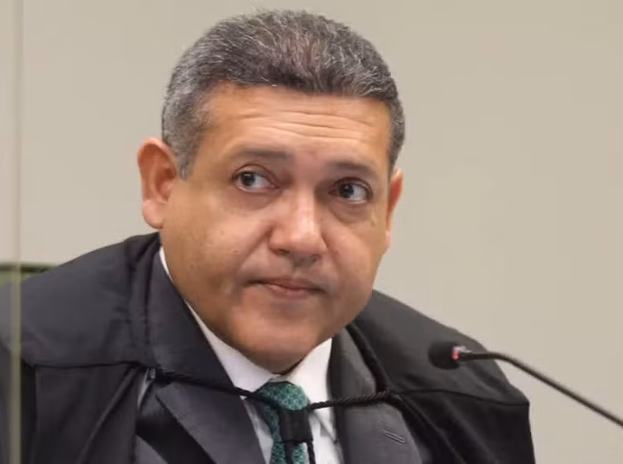 Kassio Nunes Marques determina suspensão de pesquisa que apontou queda de Flávio Bolsonaro