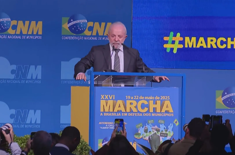Lula é recebido com vaias e aplausos em evento com prefeitos