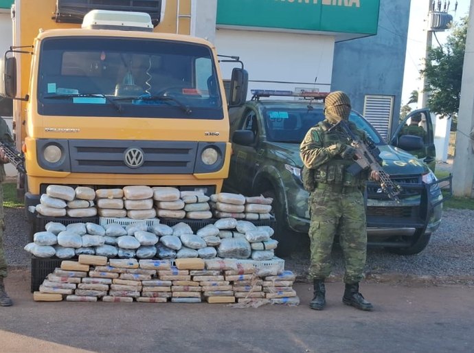 Gefron prende dois homens com 153 tabletes de skunk em caminhão de transporte de alimentos