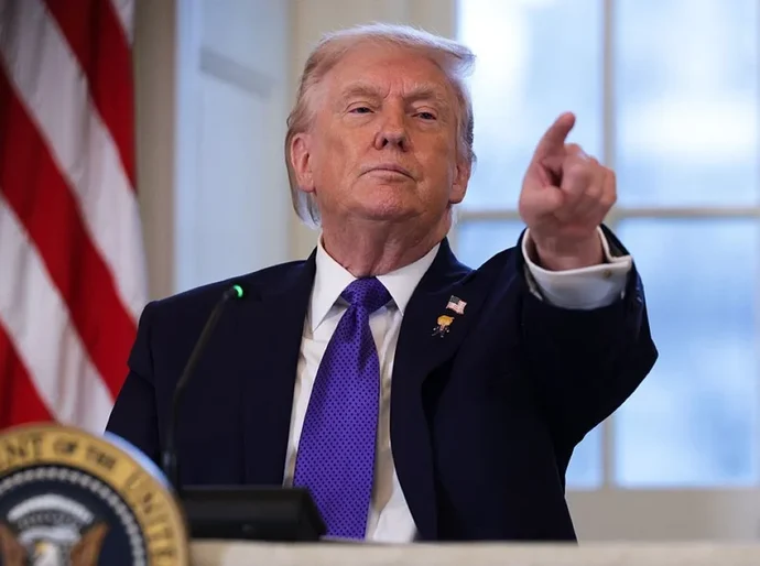 Trump anuncia tarifas de 25% para países que negociarem com Irã