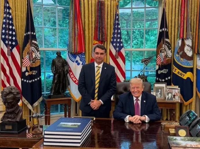Ainda não está claro se intervenções de Trump vão ajudar ou atrapalhar Flávio Bolsonaro, diz New York Times
