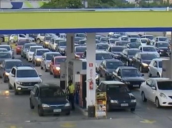 Aumento no preço de combustíveis provoca filas nos postos de cidades brasileiras