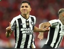 Botafogo vence o Internacional, mas decisão do Brasileirão fica para última rodada