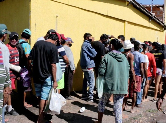 Ossos de boi, arroz e feijão quebrado formam cardápio em Cuiabá de um Brasil que empobrece