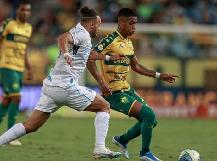 Depois de gol contra, Braithwaite decide e Grêmio vence e mantém Cuiabá na esparella do Z4 do Brasileiro