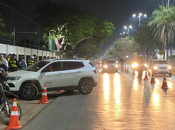 Fiscalização da Lei Seca prende 12 condutores embriagados e remove 47 veículos na madrugada deste domingo,22, em Cuiabá