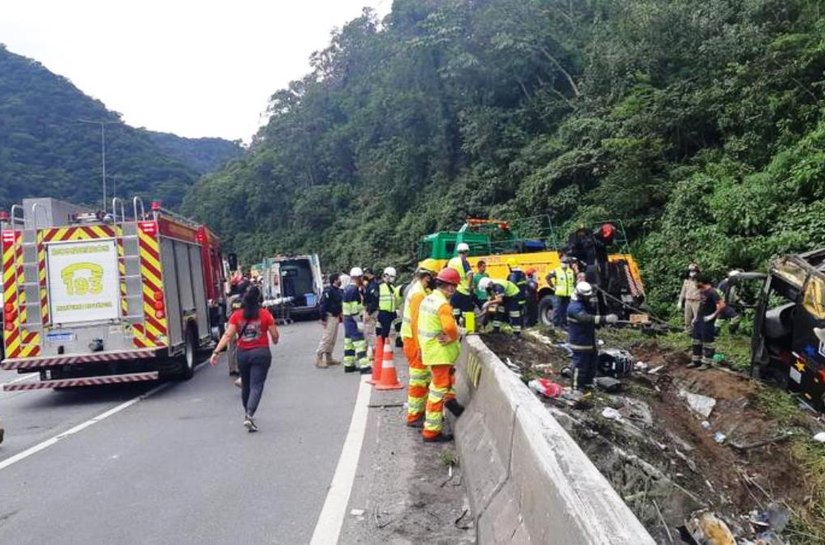 Acidente com ônibus deixa ao menos 19 mortos e 33 feridos no Paraná