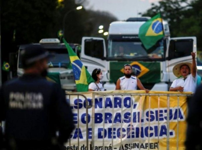 Seis momentos-chave do bloqueio de caminhões que ameaça parar o país
