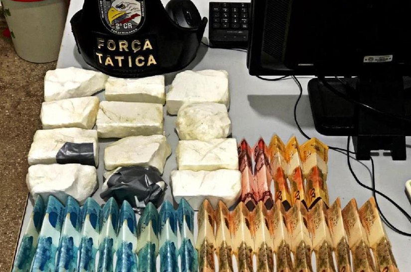 Traficante é preso com 12 barras de pasta base de cocaína em Jangada