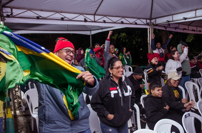 Torcedores não se intimidam com frio e curtem jogo do Brasil em seis bairros de Cuiabá