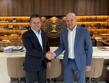 Mauro Mendes passa a faixa de governador para Otaviano Pivetta no dia 31 de março