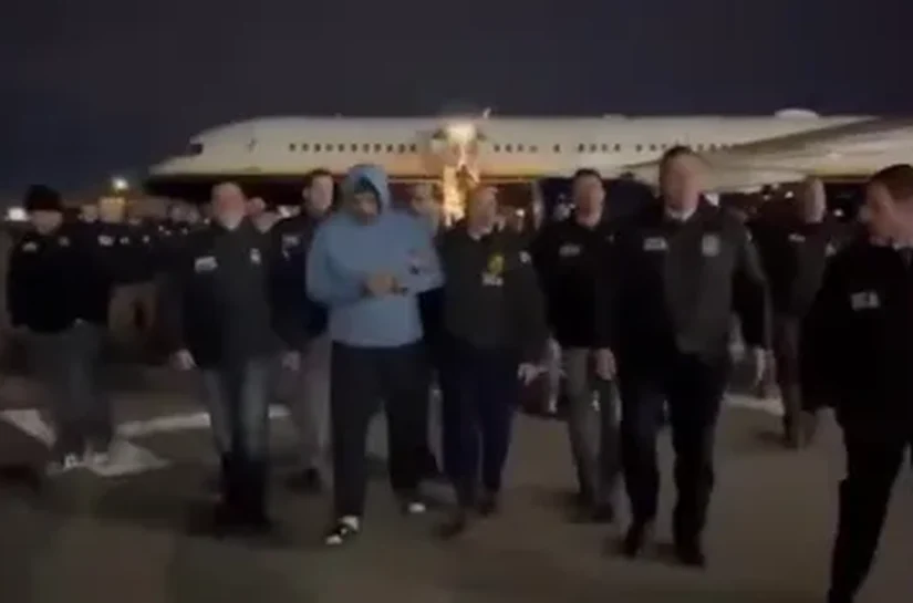 Maduro caminha na pista de aeroporto após chegar em Nova York; veja