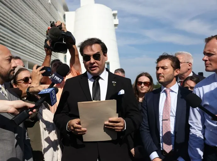 George Santos, ex-deputado de origem brasileira, é solto da prisão nos EUA