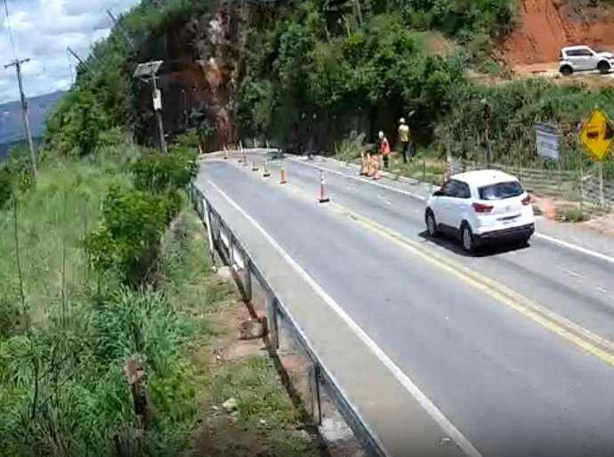 Trânsito na MT-251 é liberado em duas pistas após vistoria e limpeza da área