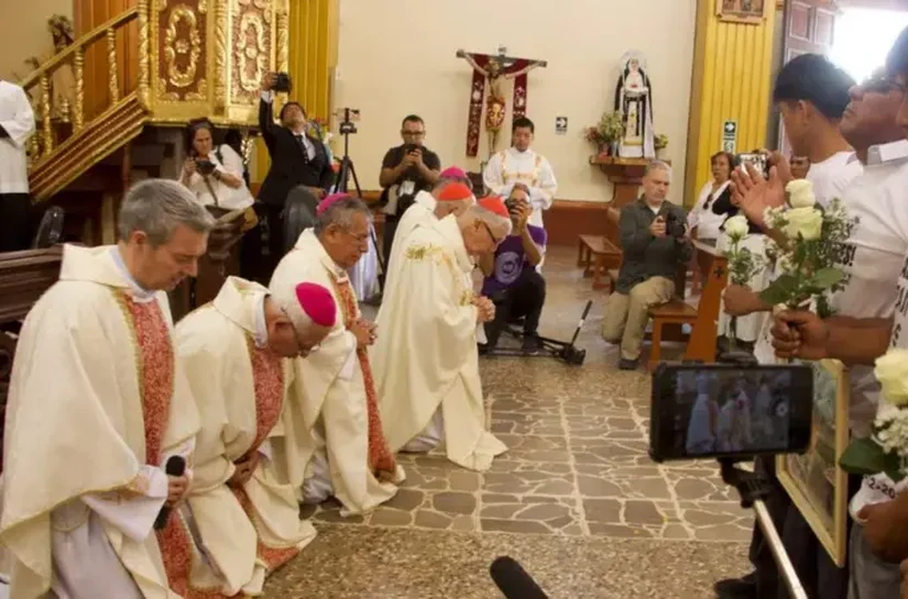 As desculpas de joelho que o Vaticano fez a povoado no Peru: 'Fizeram o que queriam conosco porque somos pobres'