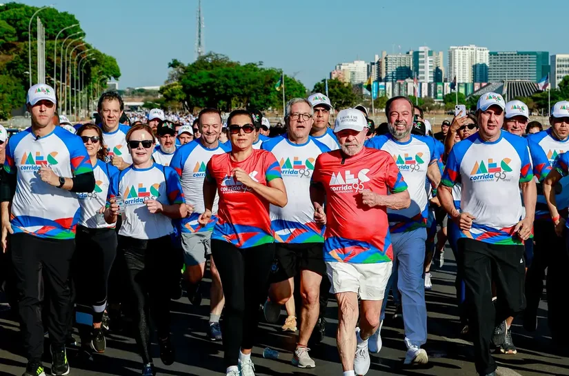Lula participa de corrida do MEC, alfineta motociatas de Bolsonaro e defende soberania nacional
