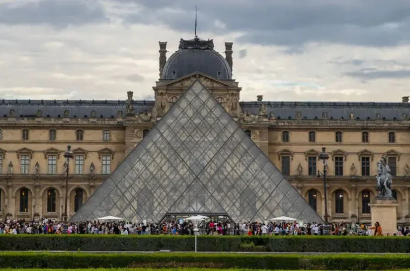 Roubo no Louvre: o que se sabe sobre o crime no museu de Paris