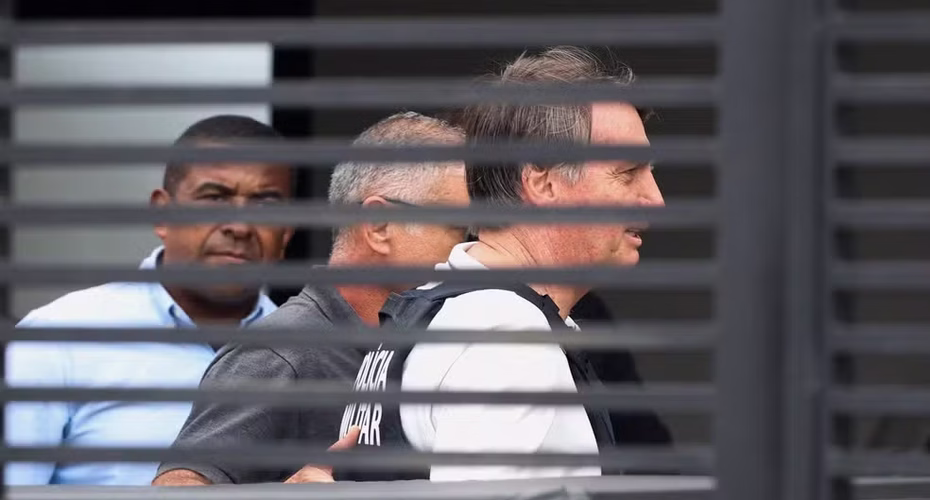 Moraes nega pedido da defesa de Bolsonaro para 'livre acesso' de filhos à casa do ex-presidente durante prisão domiciliar