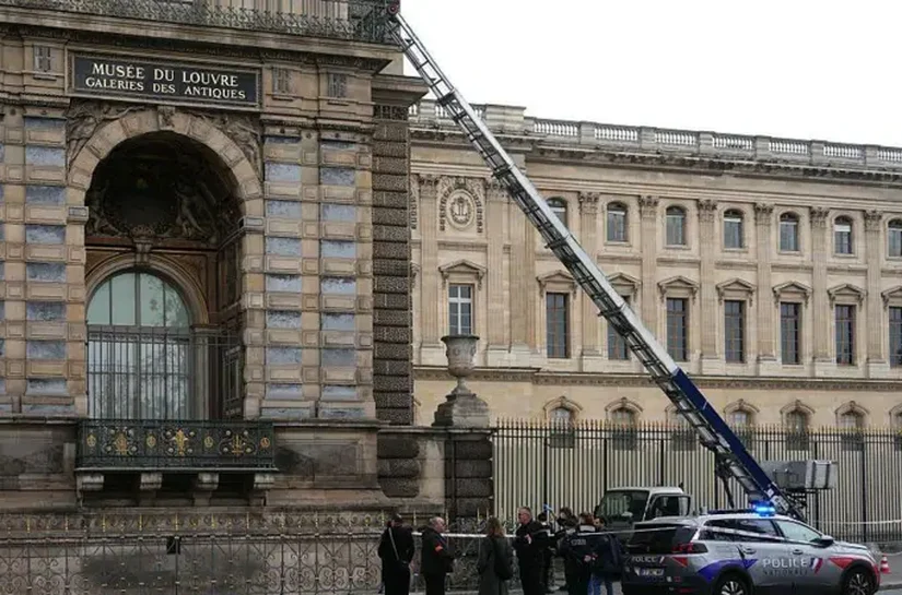 Dois suspeitos são presos por roubo de joias no Louvre