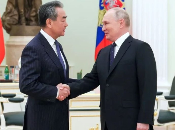 China considera enviar armamentos à Rússia para uso na guerra, dizem autoridades dos EUA