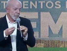 Lula diz que não é presidente para receber “colar de pedra preciosa”