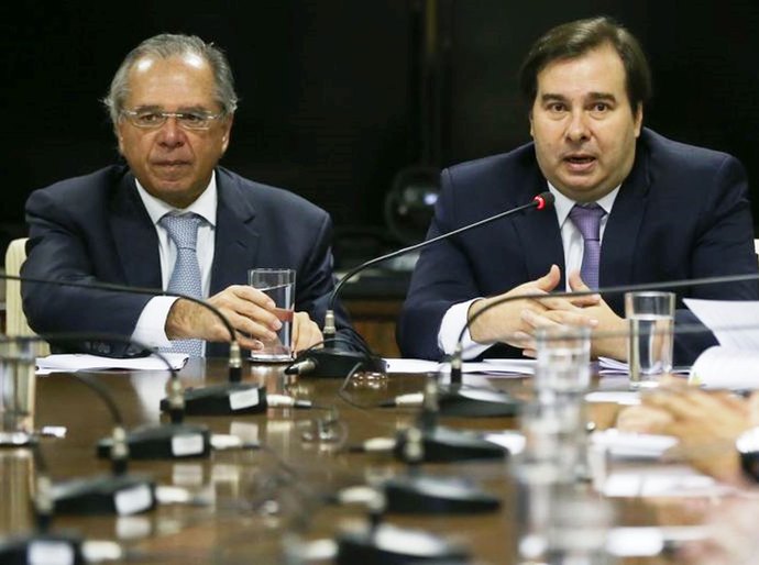 Bolsonaro confirma aval para Guedes discutir novo imposto com extinção de outro