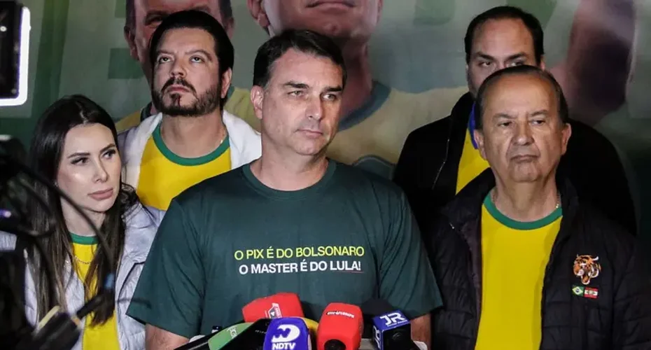 As mudanças nas versões de Flávio Bolsonaro sobre sua ligação com Daniel Vorcaro