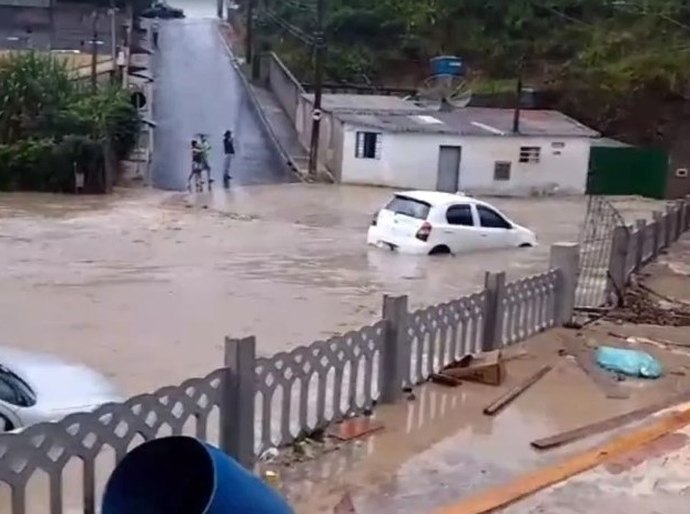 Chuva provoca estragos e jovem é arrastada por enxurrada no interior de SP