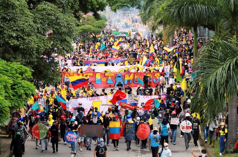 Colômbia: presidente Iván Duque envia exército a Cali após manifestação com quatro mortos; veja vídeo de confrontos