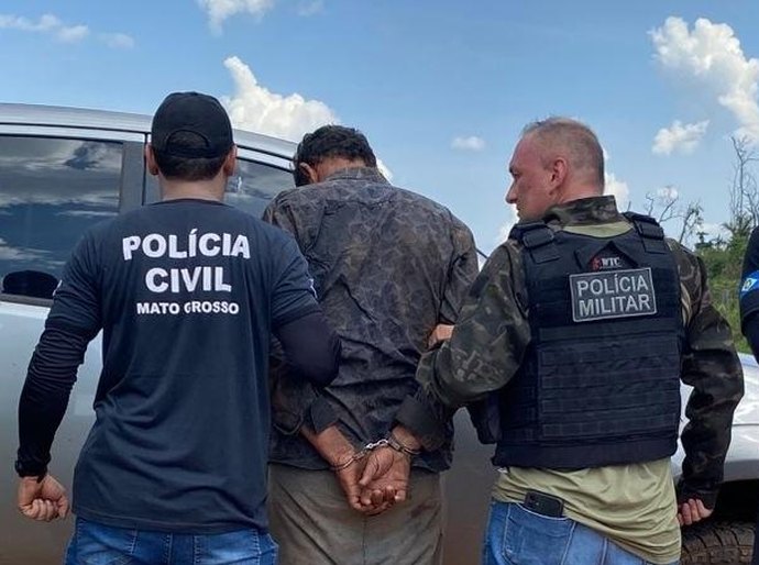 Ex-marido que matou mulher e namorado dela a facadas em bar é preso em mata após 13 dias foragido em MT