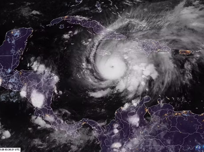 Furacão Melissa atinge categoria 5 e ameaça países do Caribe com ventos de 260 km/h; Jamaica evacua moradores