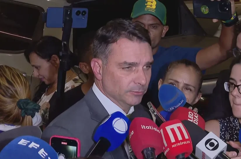 Jair Bolsonaro chegou a parar de respirar, diz Flávio